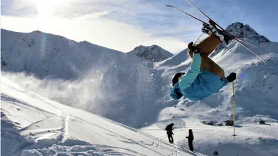 Skifahrer beim Backflip im Snowpark
