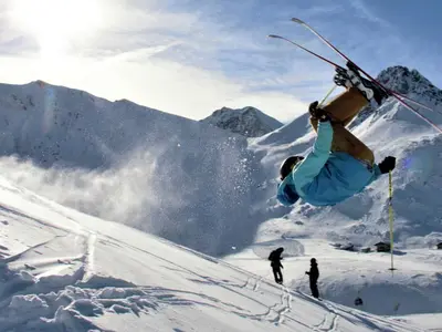 Skifahrer beim Backflip im Snowpark © OT Valfréjus