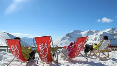 Sonnenliegen mit Bergblick