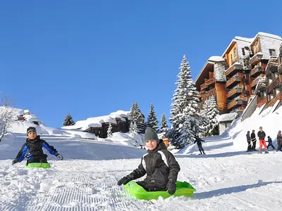 Schlittenfahren mitten durch Avoriaz  © S. Lerendu - Avoriaz tourisme