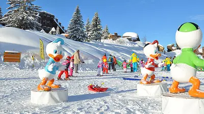 Lustige Figuren im Kinderland