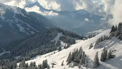 Sessellift über dem Skigebiet mit Bergpanorama