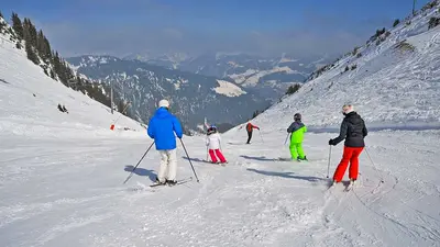 Familie beim Skifahren in Châtel