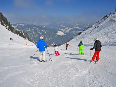 Familie beim Skifahren © V. Thiébaut