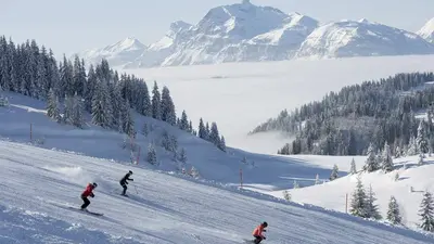 Piste mit Bergpanorama