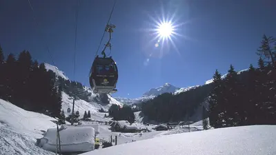 Gondel über dem Skigebiet