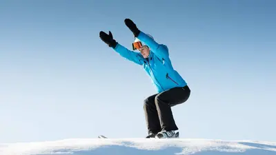 Skifahrer bei einer Übung auf der Yogapiste