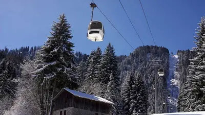 Gondel über einer Hütte