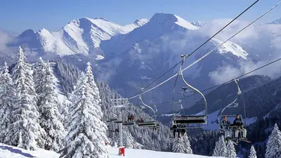 Sessellift mit Bergpanorama