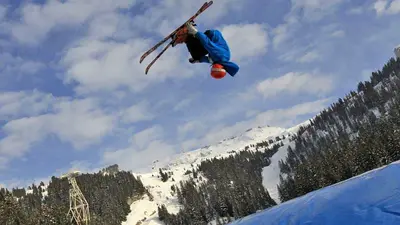 Skifahrer beim Sprung auf den Big Air Bag in Flaine