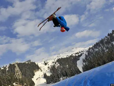 Skifahrer beim Sprung auf den Big Air Bag in Flaine © OT Flaine