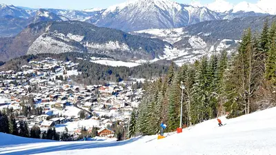 Blick auf Les Carroz mit Piste