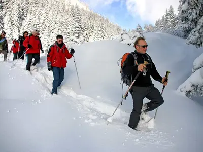 Winterwanderer in Les Carroz © OT Les Carroz