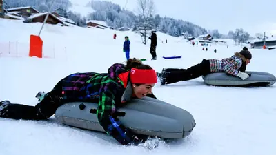 Wintersportler beim Airboarding in Les Carroz