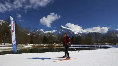 Langläufer beim Skating an einem See