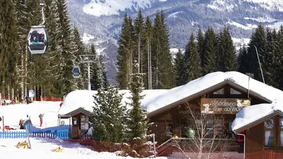 Gondel über einer Hütte