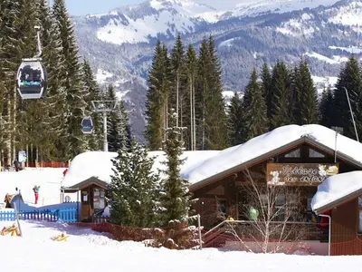 Gondel über einer Hütte © OT Morillon Grand Massif