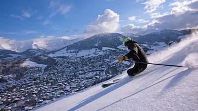 Freerider mit Blick über Megève und die Berge