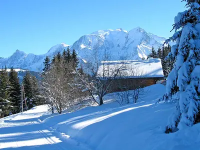 Piste mit Blick auf den Mont-Blanc © Jean-Pol GRANDMONT, Wikimedia Commons (CC BY 3.0)