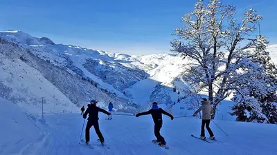 Skifahrer auf der Piste in Les Contamines Montjoie