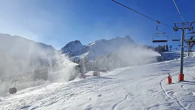 Blick auf Gondel, Sessellift und Piste in Les Contamines Montjoie
