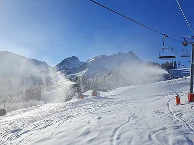Blick auf Gondel, Sessellift und Piste in Les Contamines Montjoie © SECMH (CC BY-SA 2.0 FR)