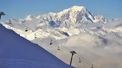 Sessellift vor imposanter Kulisse 