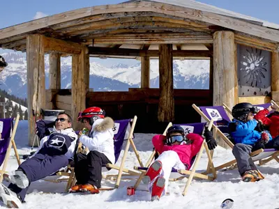 Gemütliche Pause in der Sonne © Courchevel Tourisme/David André