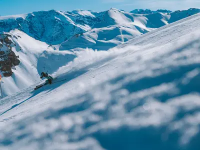 Skifahren in den französischen Alpen © Arthur Bertrand