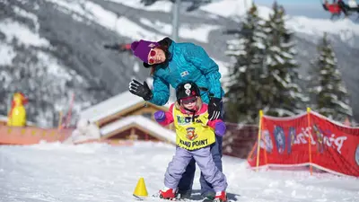 Frau mit Mädchen im Kinderland