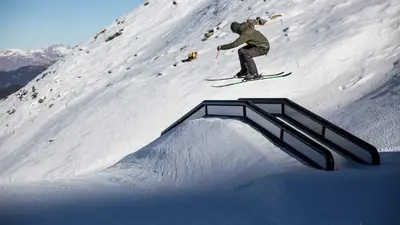 Skifahrer beim Sprung im Snowpark