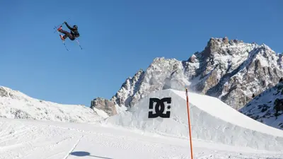 Skifahrer beim Sprung im Snowpark