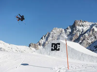 Skifahrer beim Sprung im Snowpark © OT de Mèribel
