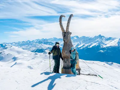 Ein großer Steinbock aus Holz grüßt im Skigebiet von Les Menuires © Les 3 Vallèes / Paul Besson