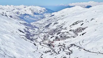 Blick über das Tal und die Berge