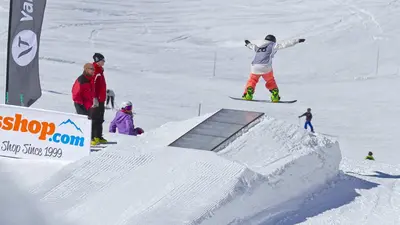 Snowboarder auf einem Obstacle