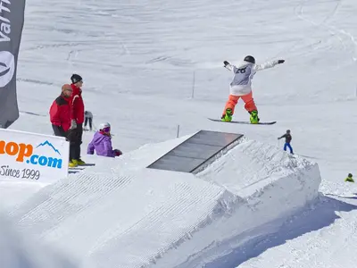 Snowboarder auf einem Obstacle © OT Val Thorens