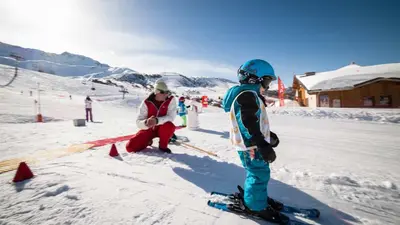 Kinder mit Skifahrer im Kinderland