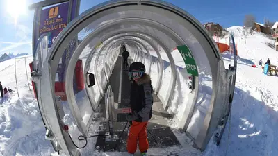 Kind vor einem überdachten Förderband