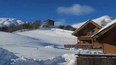 Hütte vor einer Piste