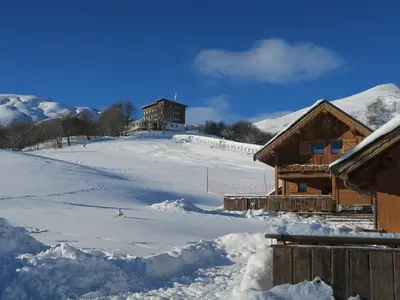 Hütte vor einer Piste © OT La Toussuire