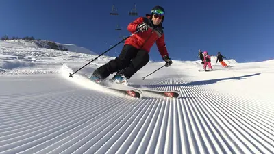 Ein Skifahrer auf einer präparierten Piste