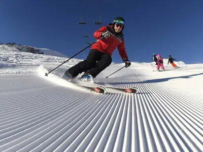Ein Skifahrer auf einer präparierten Piste © Agence Zoom