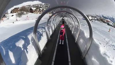 Kind auf einem überdachten Zauberteppich