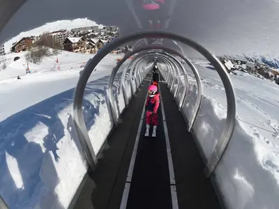 Kind auf einem überdachten Zauberteppich © Agence Zoom