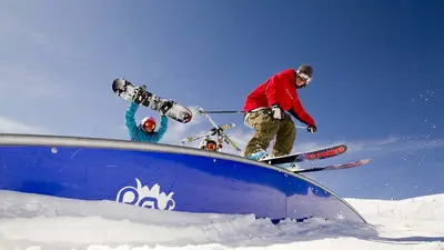 Skifahrer auf einem Rail