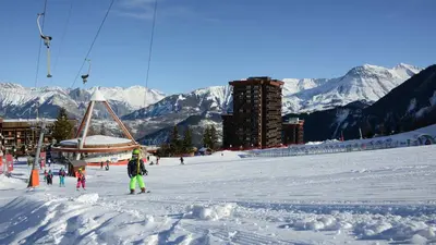 Blick auf die Talstation und den Lift