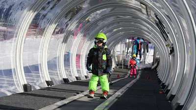 Kinder in einem Zaubertunnel
