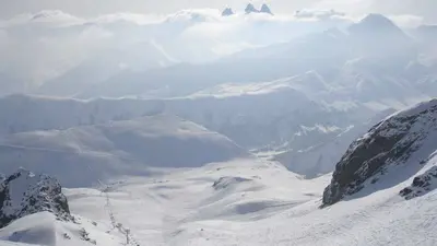 Blick auf den Sessellift und die Berge