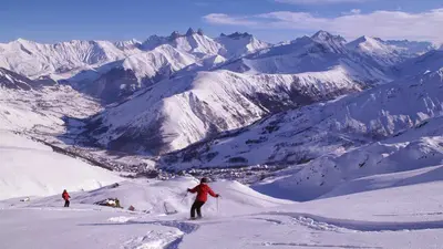 Piste mit Bergpanorama